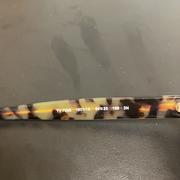 Tory Burch oversized Tortoise sunglasses - Picture 3 of 6